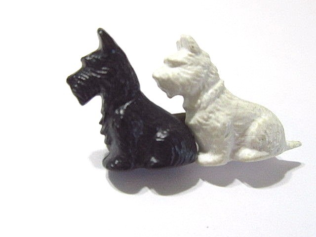 CELLULOID FIGURAL PIN BLACK WHITE SCOTTIE DOG SITTING CUTE MADE IN GREAT BRITAIN