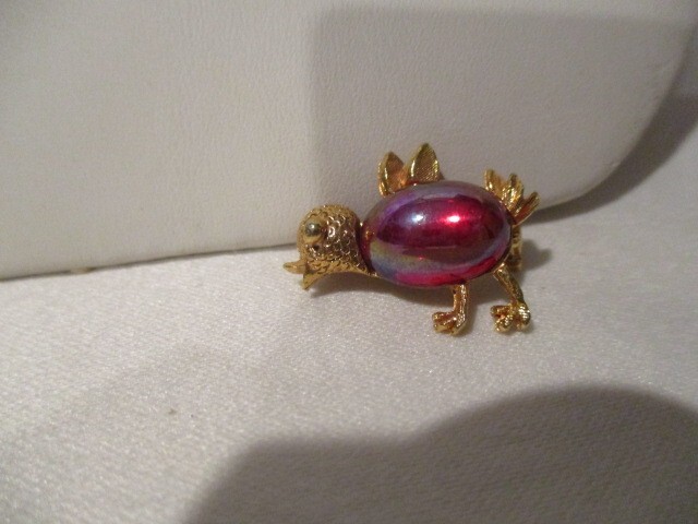 VINTAGE Jelly Belly Textured Goldtone Baby Chick/Bird 1″ L w/Red Cabochon Belly
