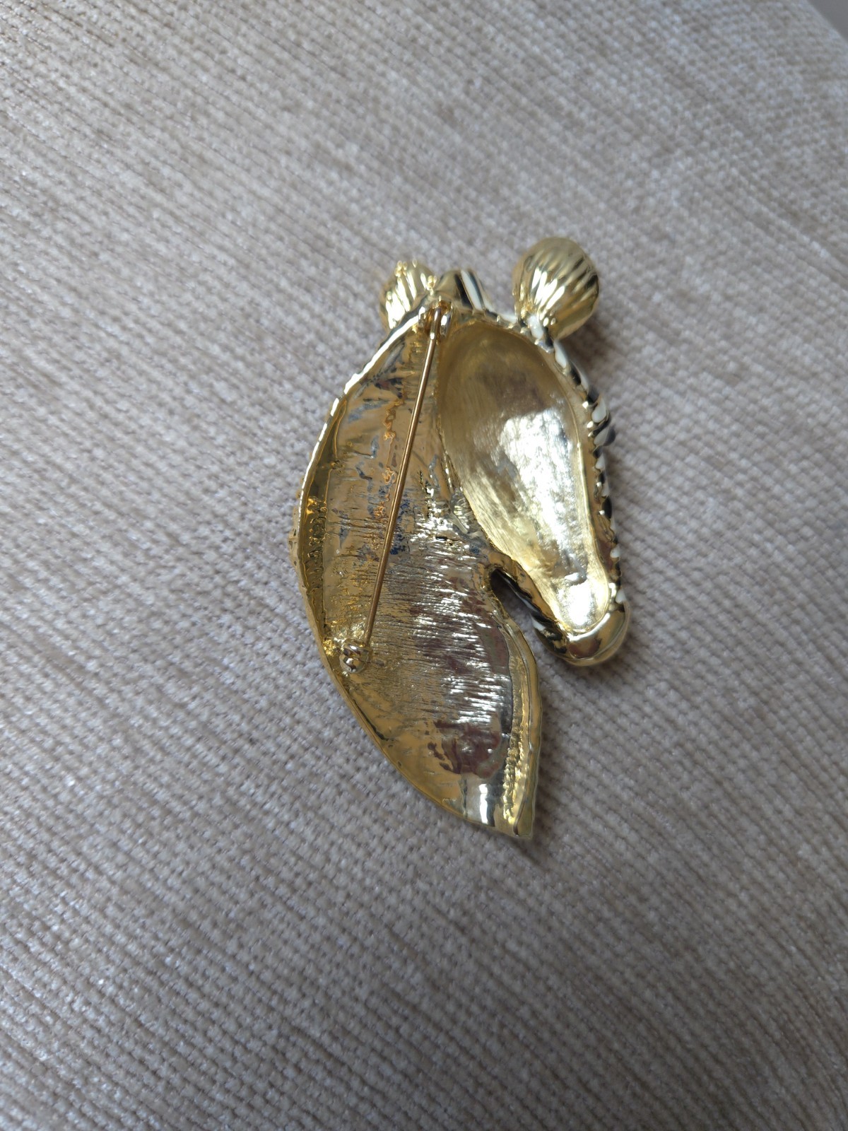 Vtg Zebra Head Brooch/Pendant Gold Tone w/ Black Enameled Stripes