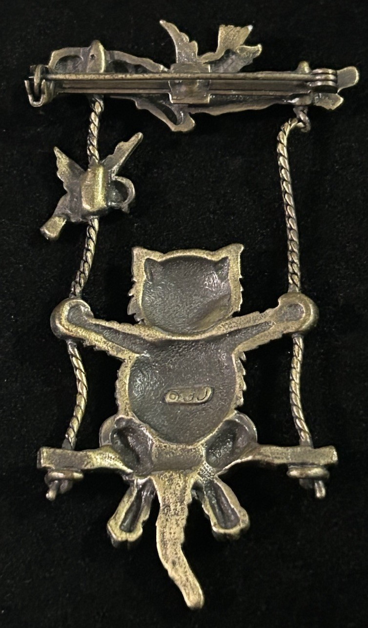 Vintage JJ Swinging Happy Cat Birds Brooch Pin Antique Brass Tone 3″ Long