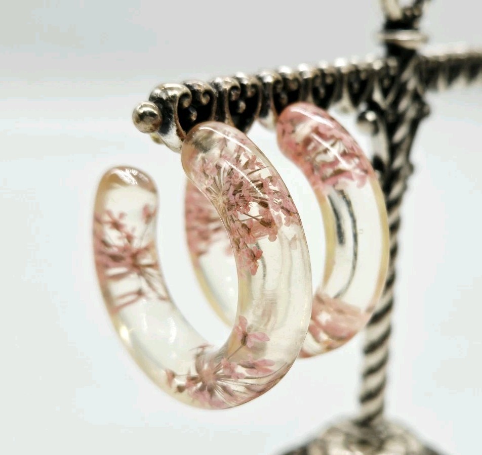 LUCITE Hoop Earrings with Pressed Flowers Soft Pink pierced 1.25 in