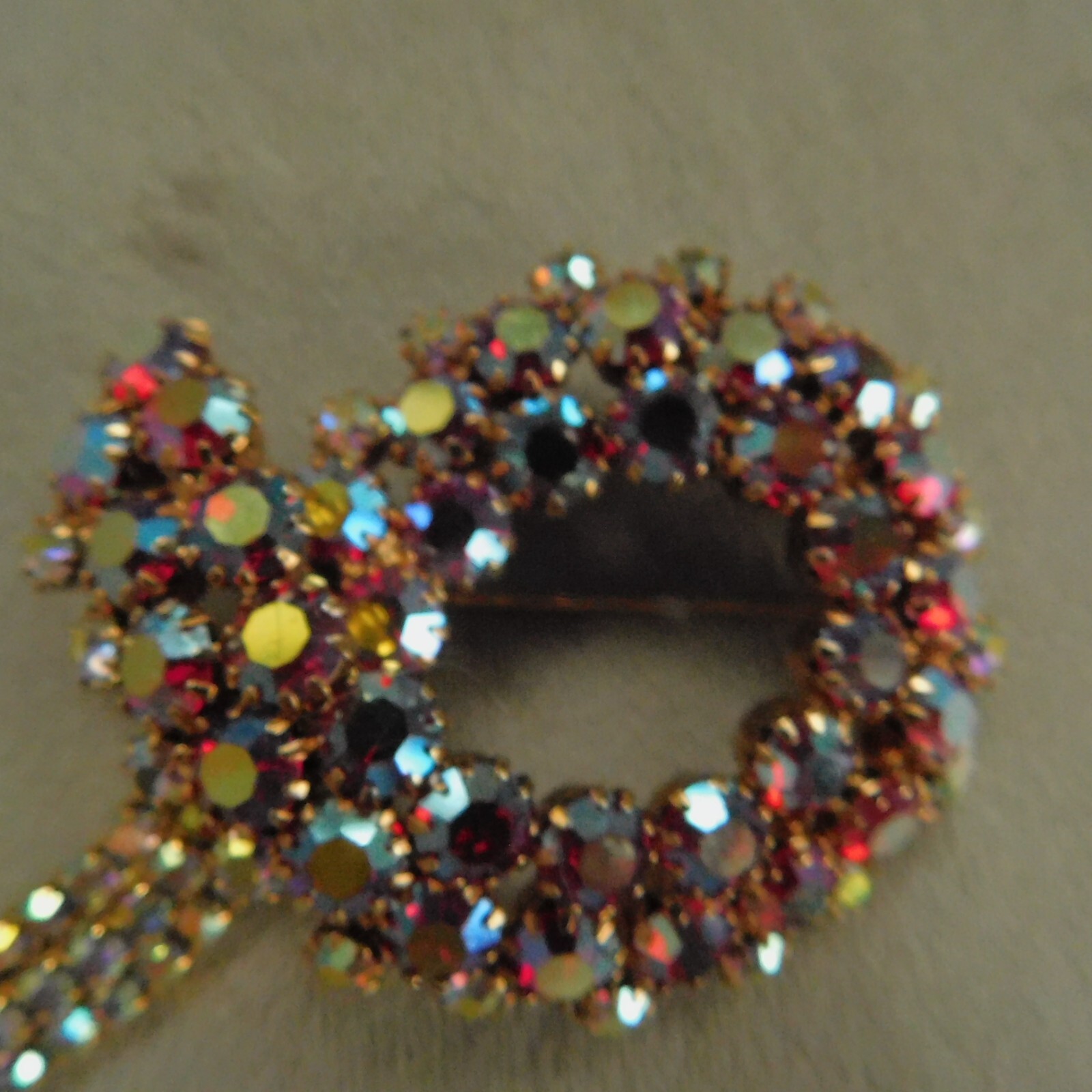 VINTAGE 1960’s D&E JULIANA RED and CLEAR AURORA BOREALIS BROOCH / LARGE 3 3/8″