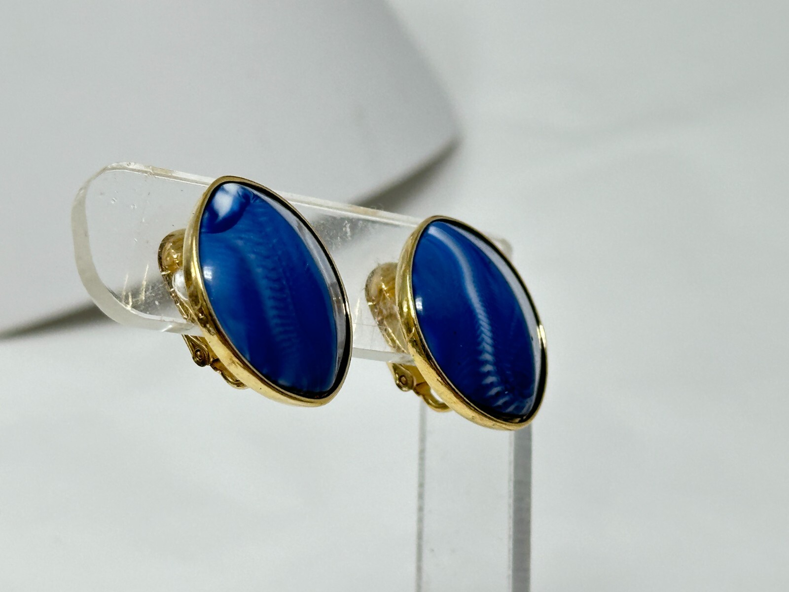 Vintage Goldtone Marbled Blue Plastic Inset Clip On Earrings