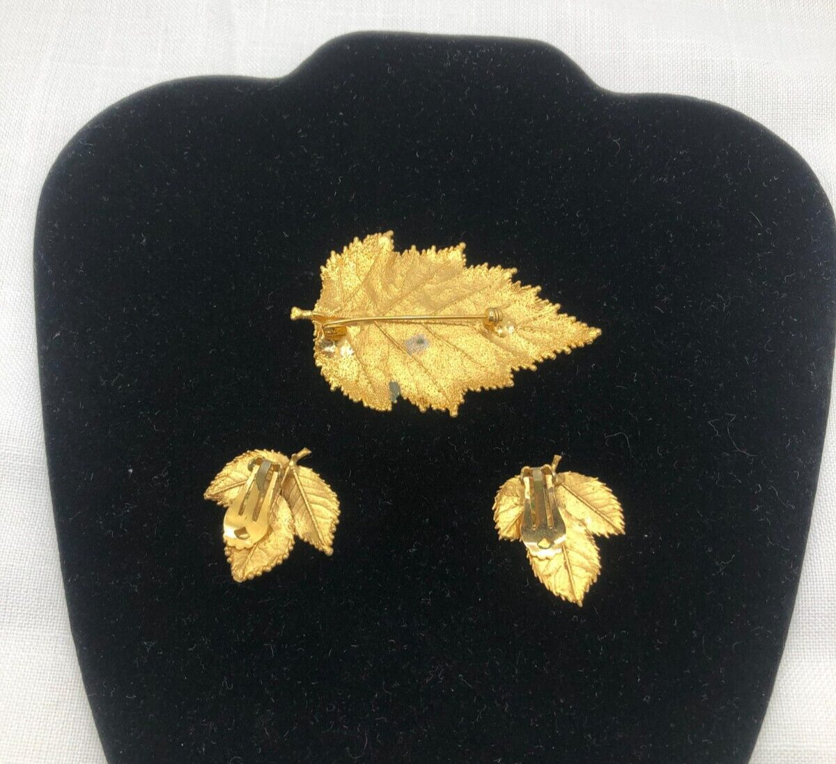 VINTAGE Leaf Shape Gold Tone Brooch Pin Clip On Earrings