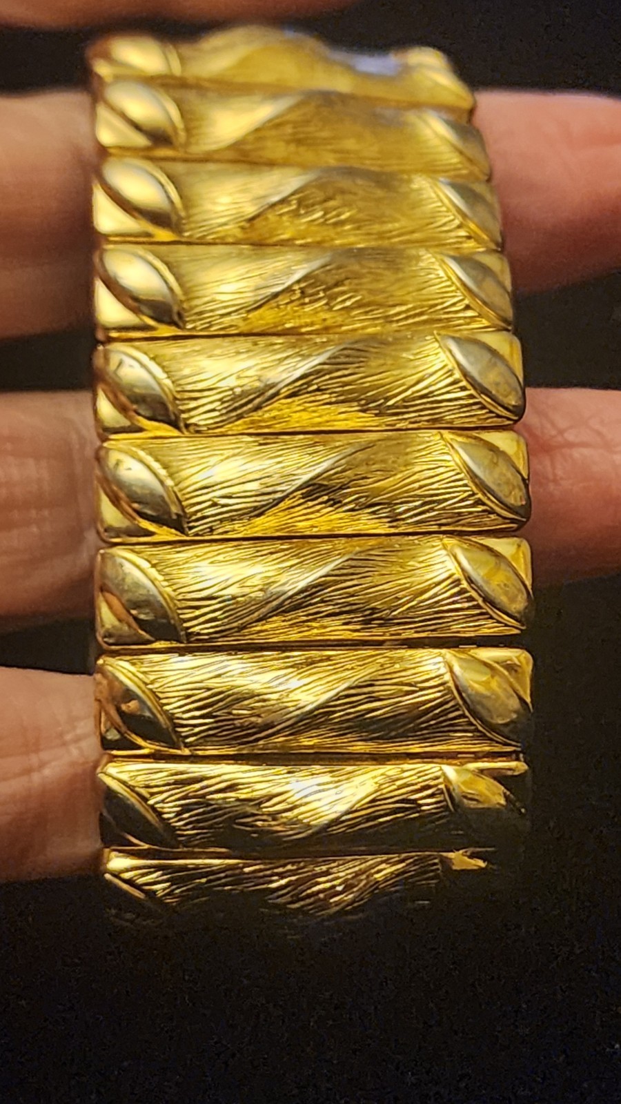 Vintage Expandable Goldtone Metal Bracelet 1960s To 1970s