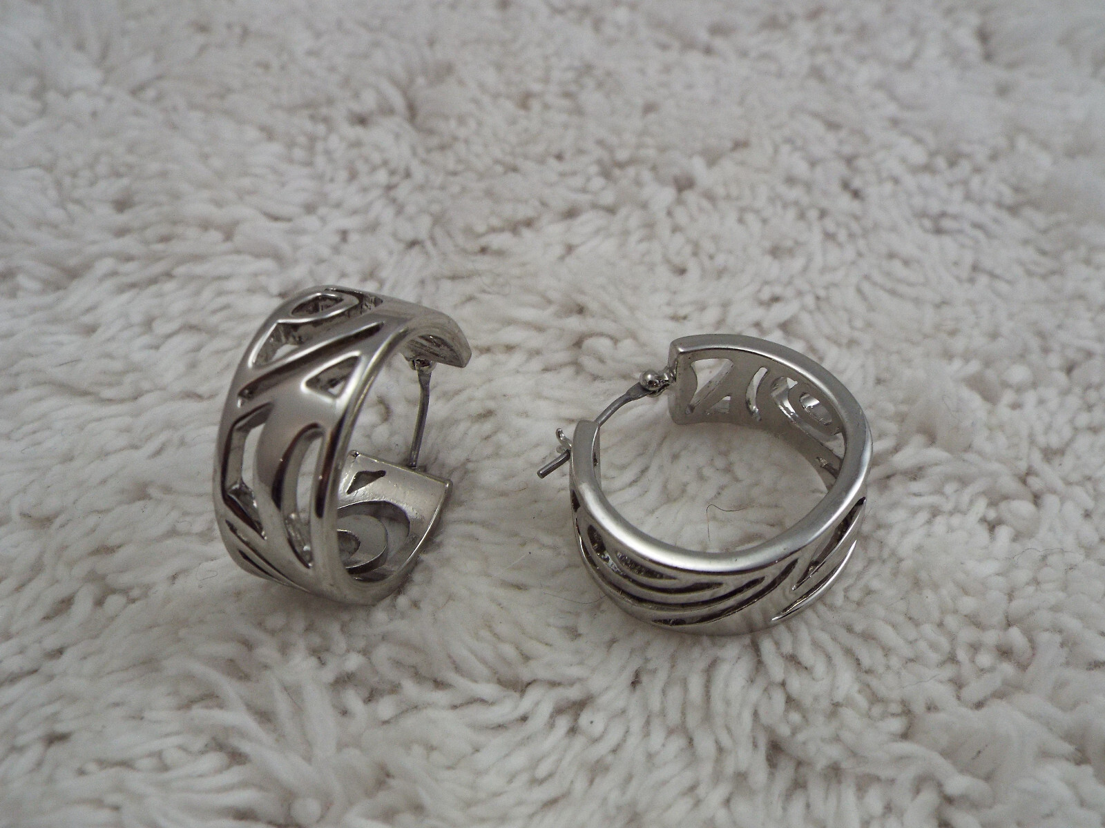 Silvertone Hoop Pierced Earrings (D75)