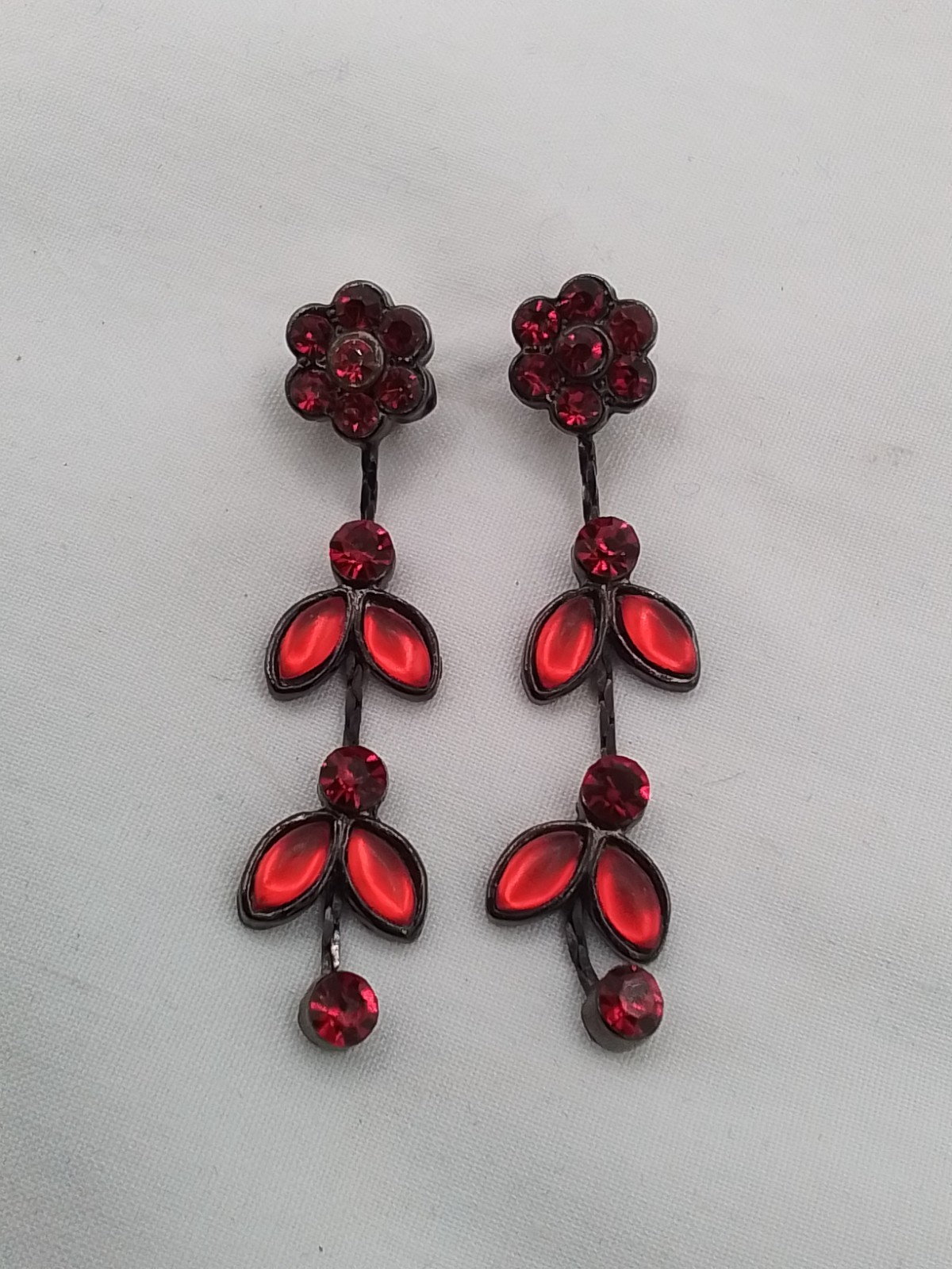 2″ RED CRYSTAL BLACK ALLOY VTG ESTATE DANGLE DAINTY FLOWER VINE PIERCED EARRINGS