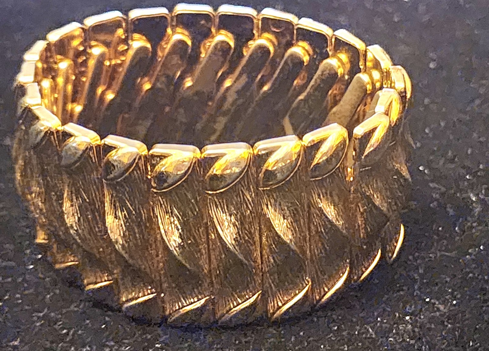 Vintage Expandable Goldtone Metal Bracelet 1960s To 1970s