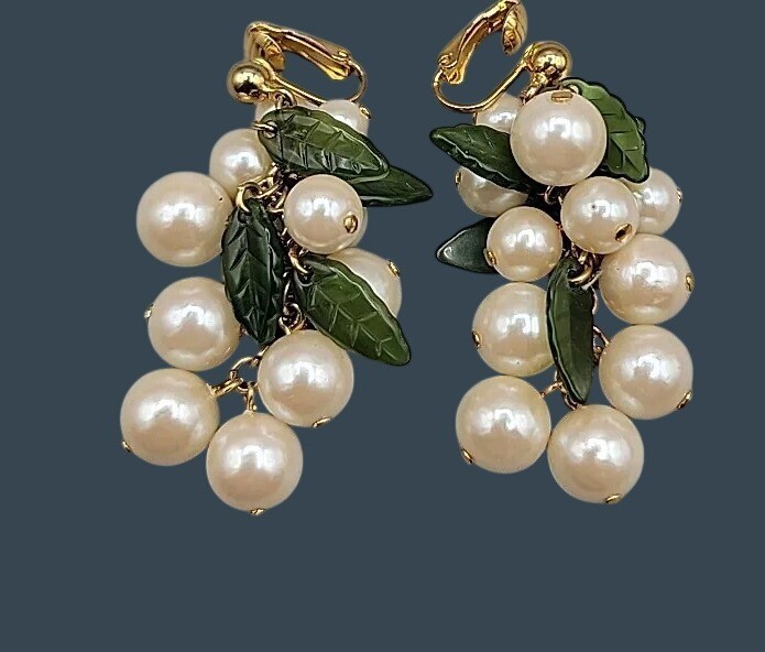 Vtg Avon Pearlesque Grape Cluster Dangling Post Earrings 1997 Faux Jade Accent