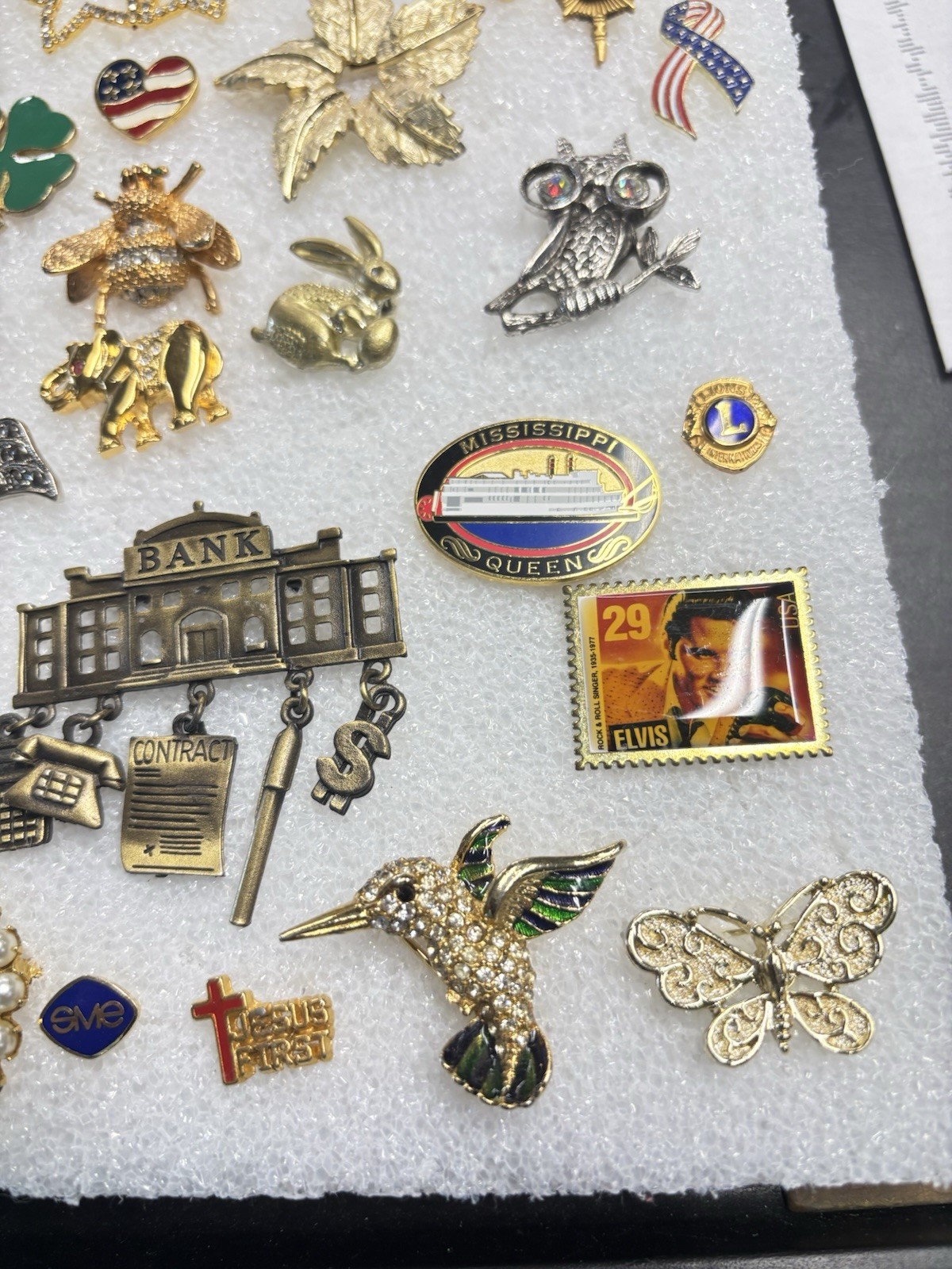 Estate Find Lot Of Assorted Pins/Brooches.