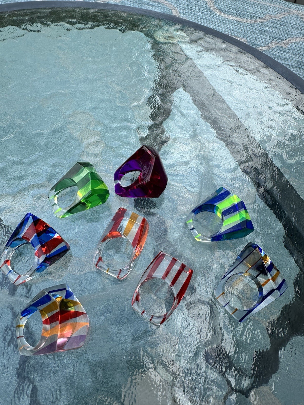VINTAGE 1970’s MOD LUCITE STRIPED COCKTAIL GEOMETRIC CLEAR ACRYLIC RINGS