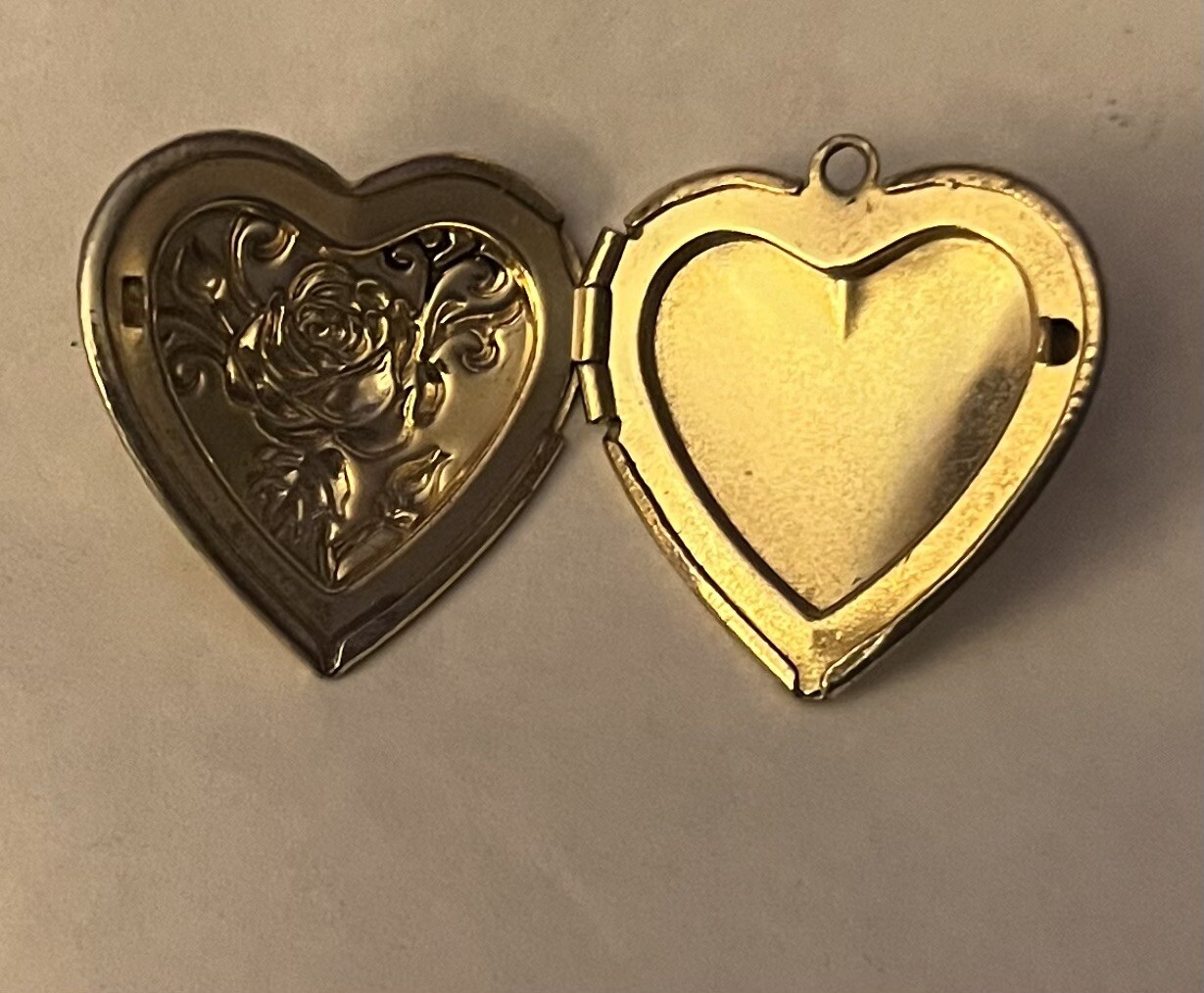 VTG MODERN LOCKET BRASS EMBOSSED HEART w FLOWER ROSE Pendant
