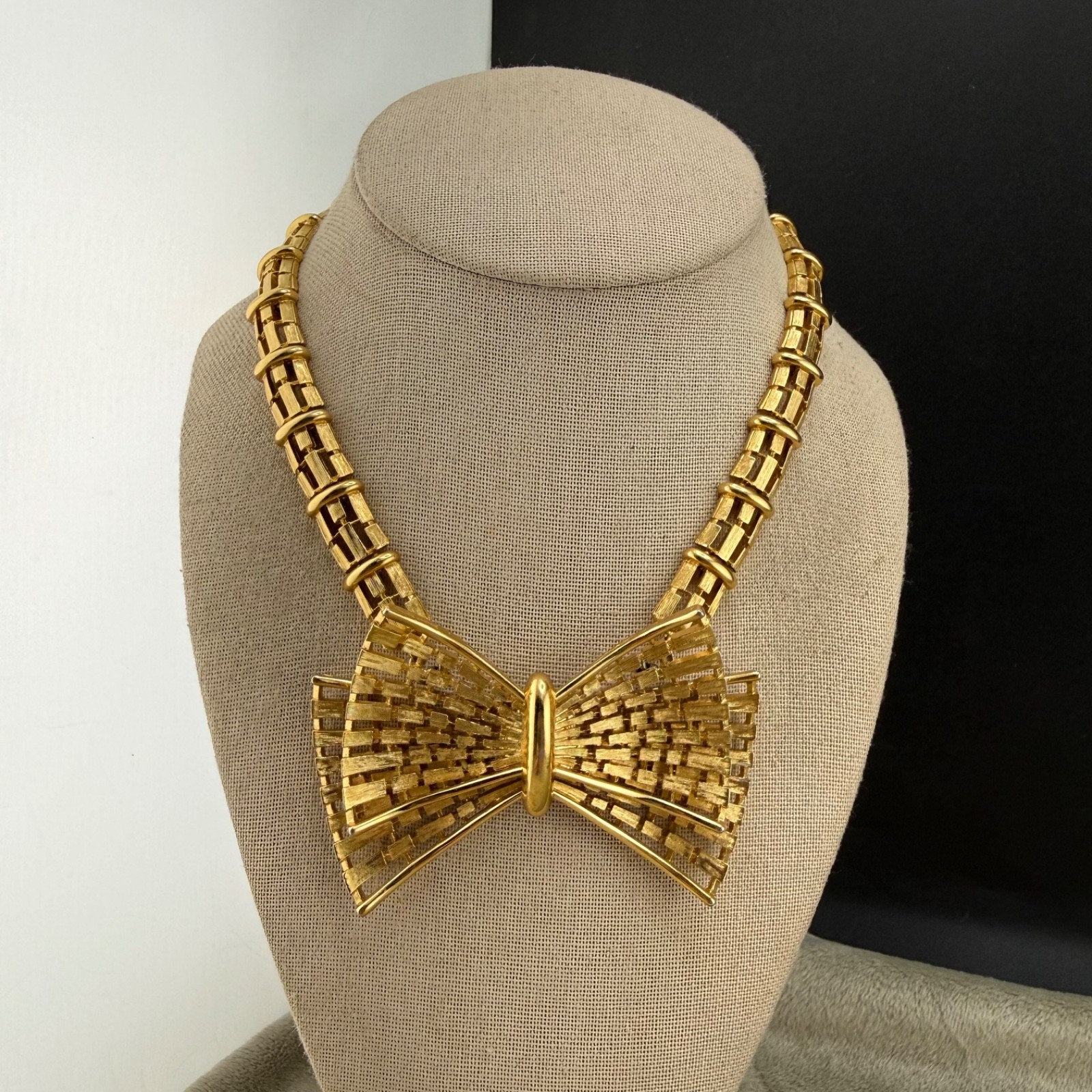 Vintage Monet Necklace Gold Tone Bow 16”