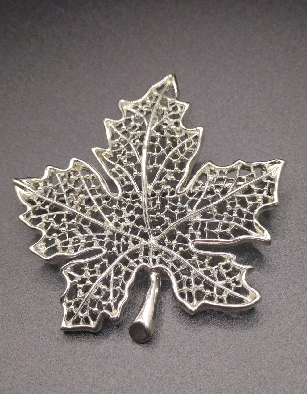 VTG. Sarah Coventry “SUMMER FROST” Shiny Silver Tone Maple Leaf Brooch