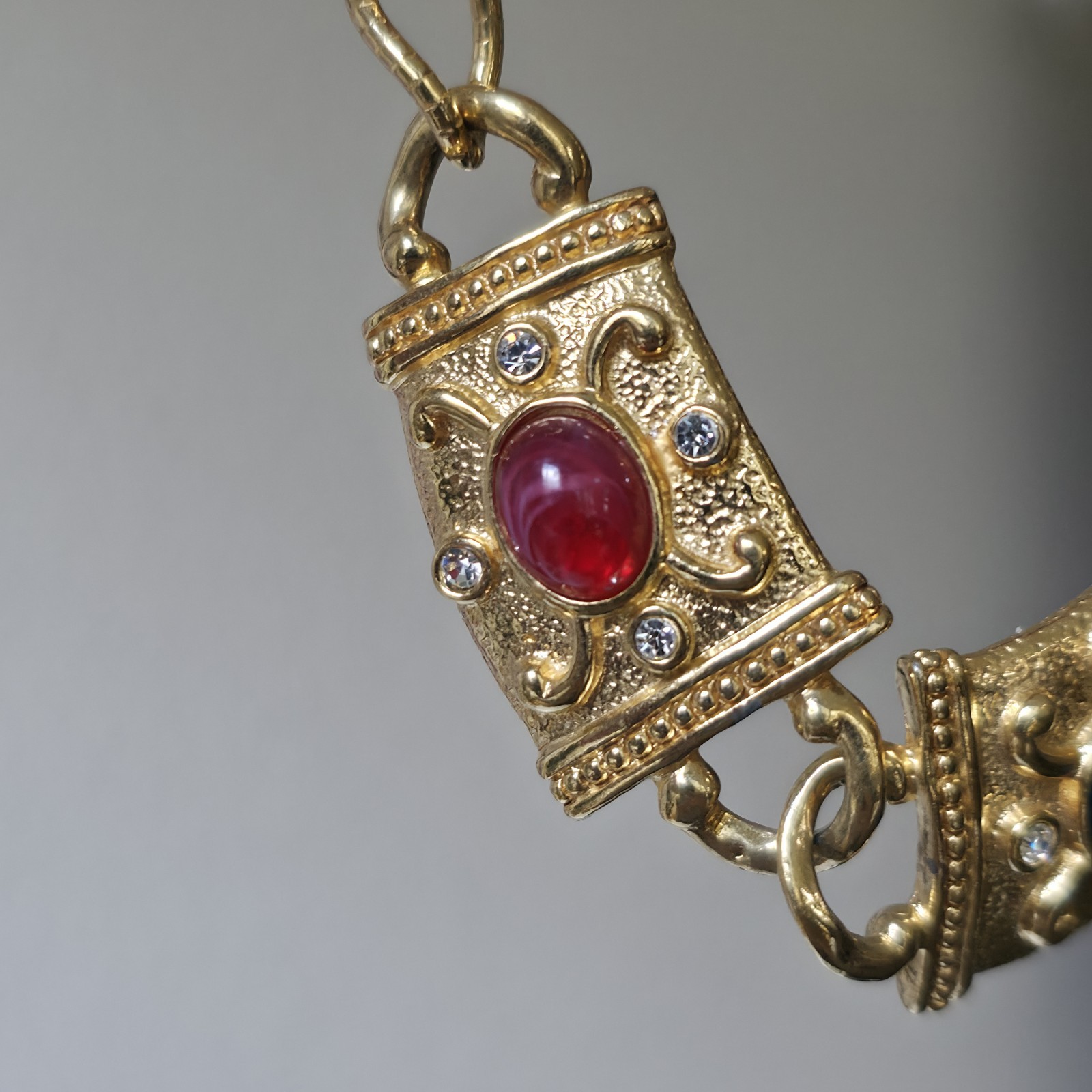 Vintage AVON Necklace Etruscan style Essential Treasures Gold Tone Choker Read