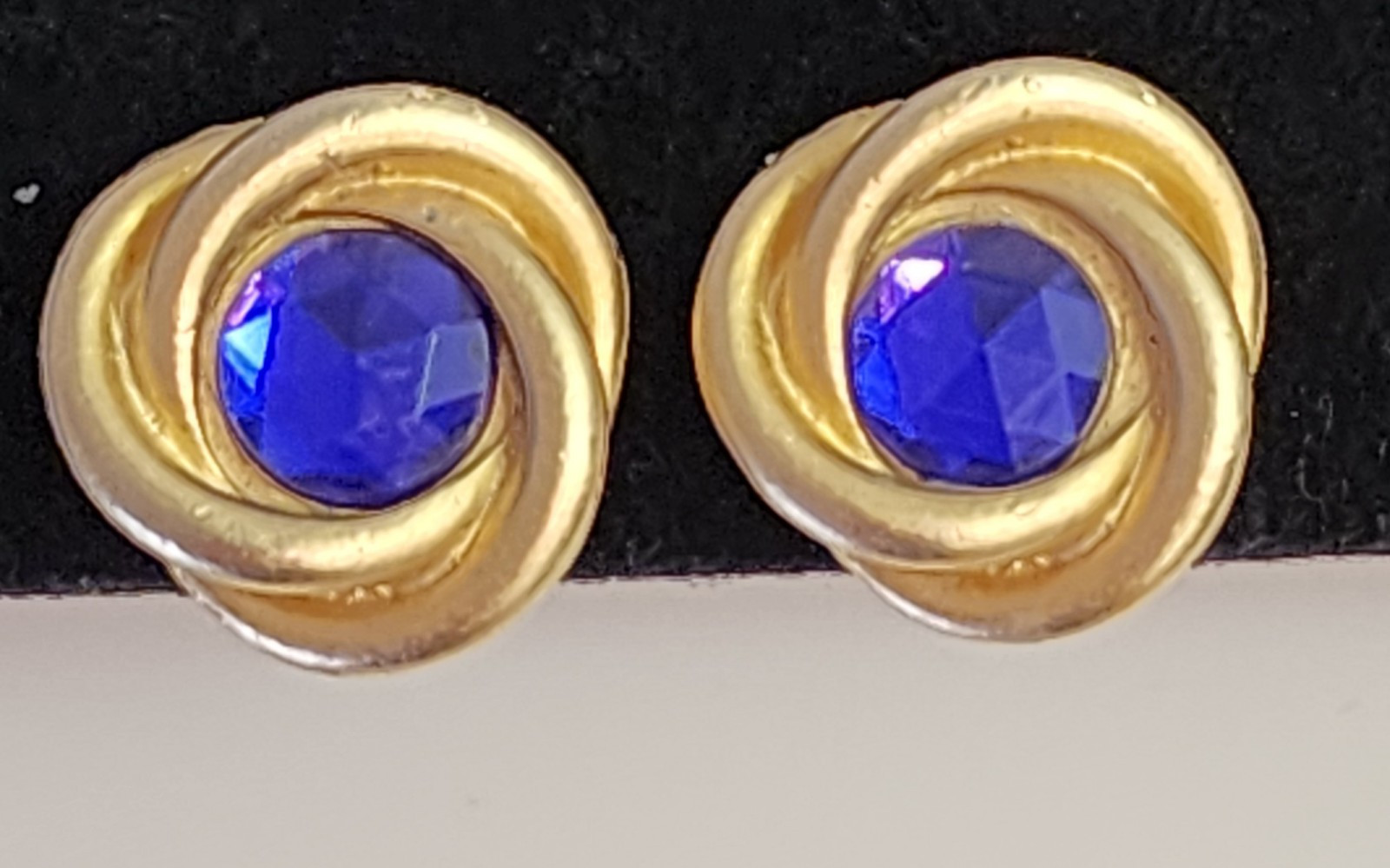 3/4″ Vintage Gold Tone Twisted Knot Blue Stone Huggie Clip On Earrings – Jewelry