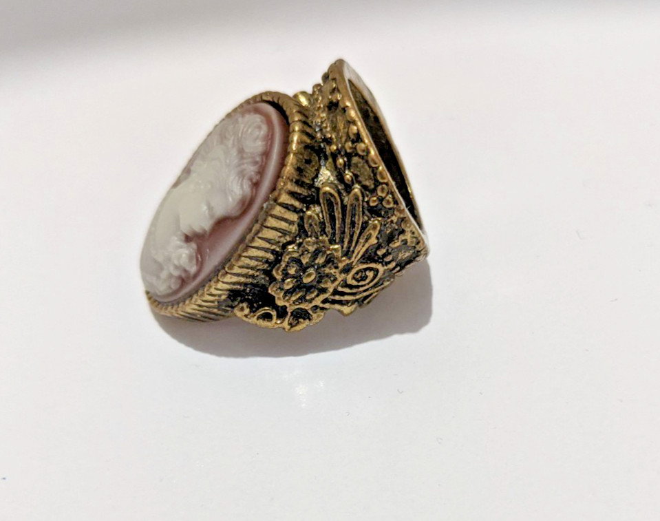 GE. Large Gold Tone Metal Alloy Purple White Carved Acrylic Cameo Ring Size 5.5
