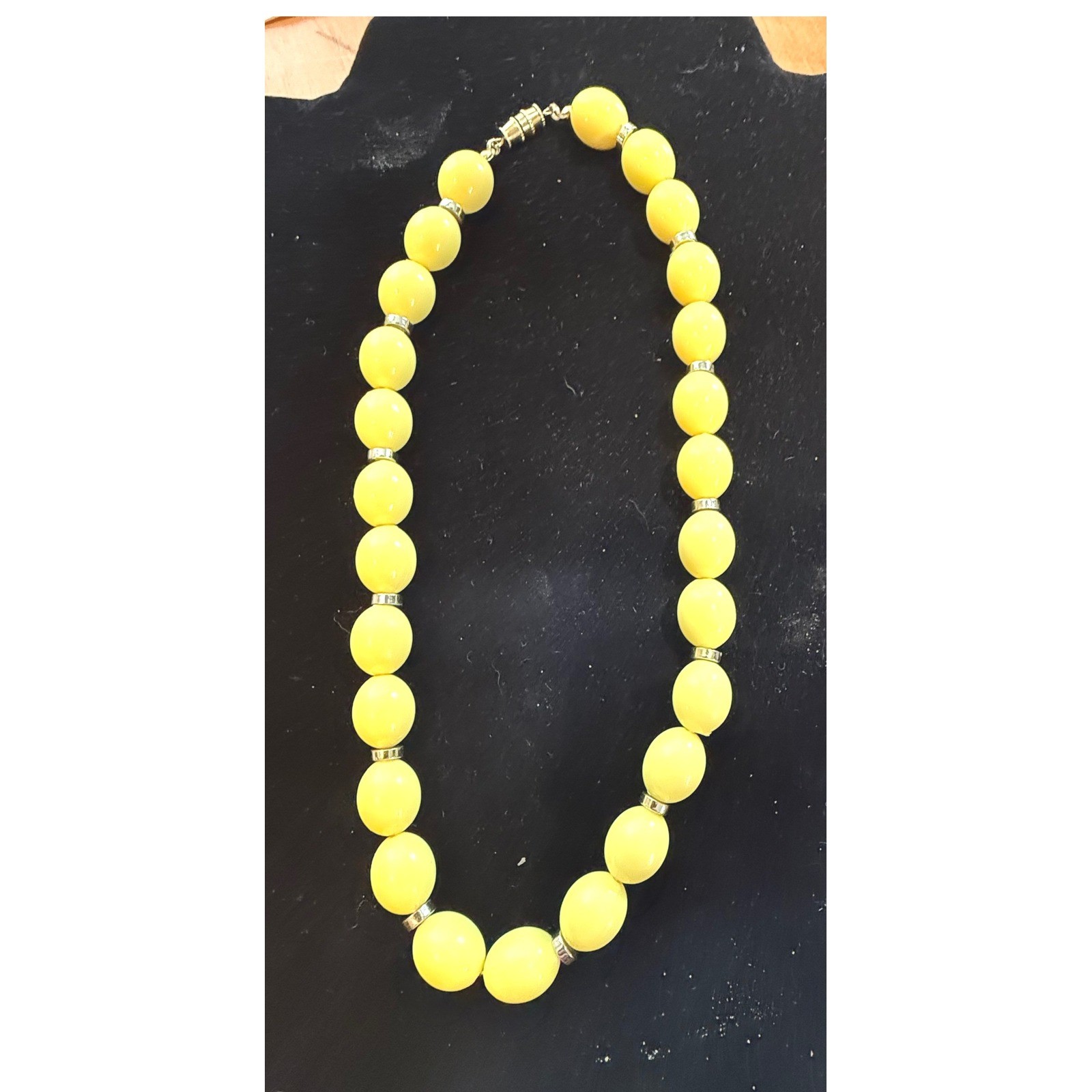 Vintage Yellow Chunky Oval Bead Necklace Gold Tone Barrel 17.5 Inch Retro 1970s