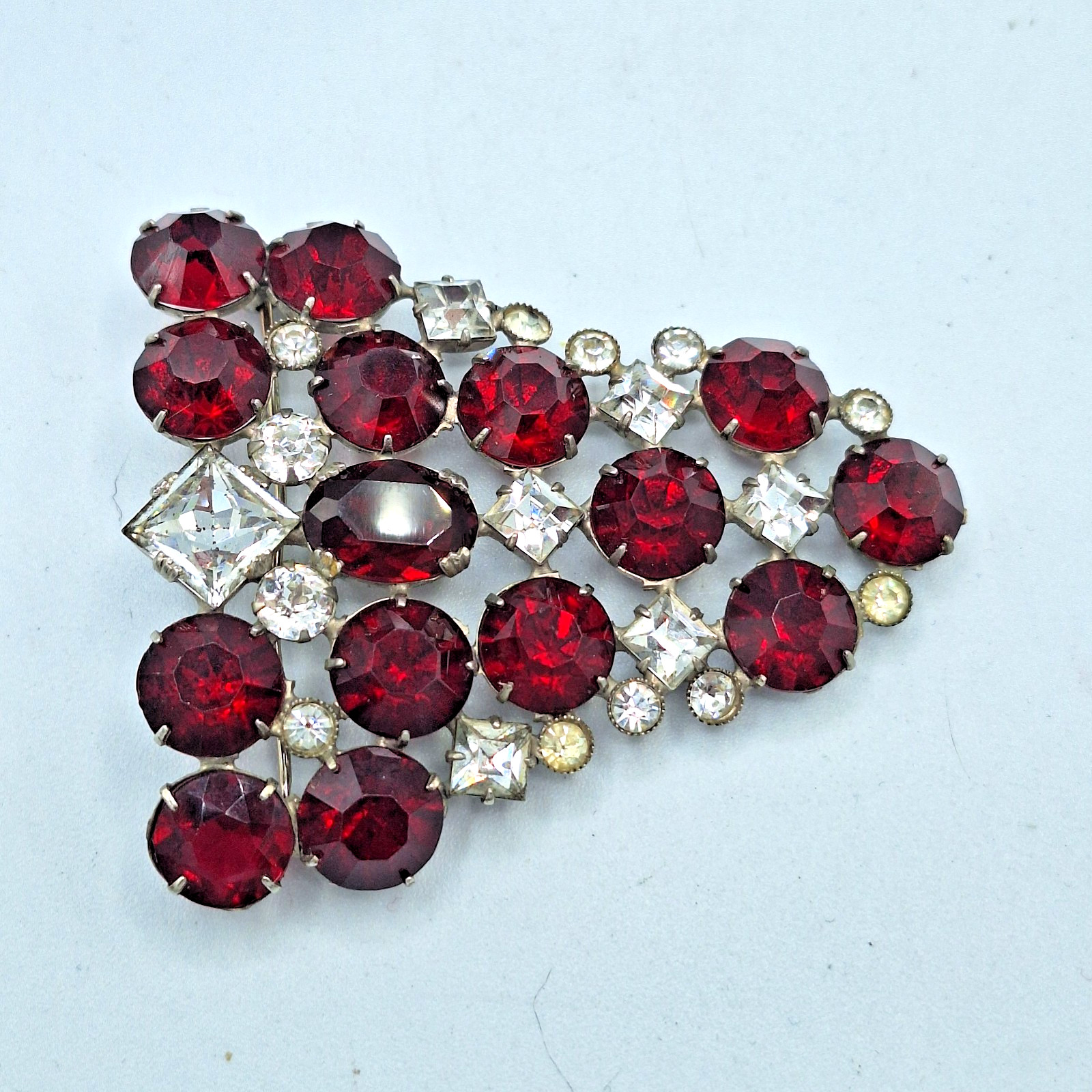 Red and Clear Rhinestone Triangular Brooch Unsigned 2.25″