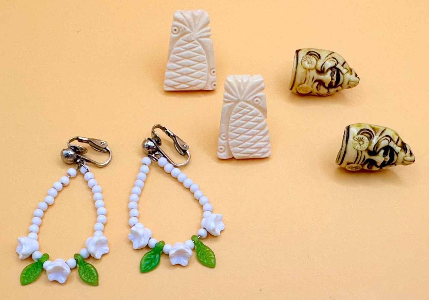Made In Japan Carved & Hong Kong Acrylic Flowers Earrings VTG E-908