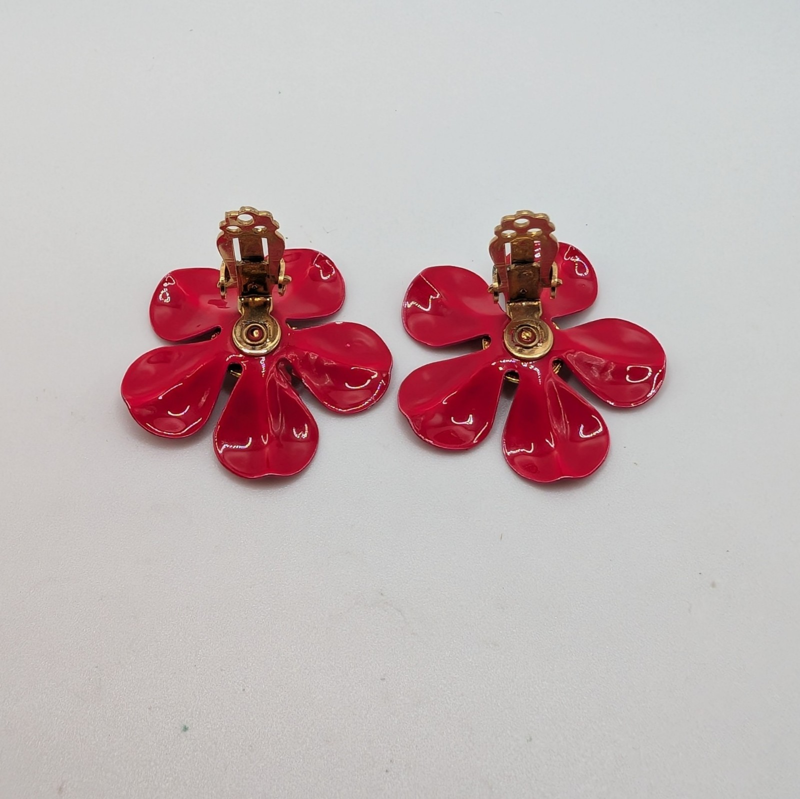 VTG Bright Red-Gold Metal Enamel Flower Power Brooch & Clip On Earring Set