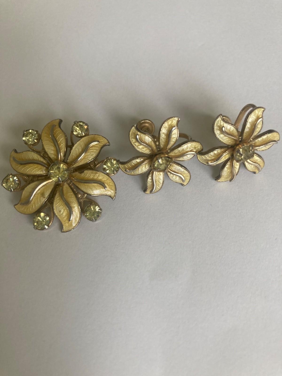 Vtg Enamel Flower Brooch and Screw Back Earrings Rhinestone Set -READ see pics