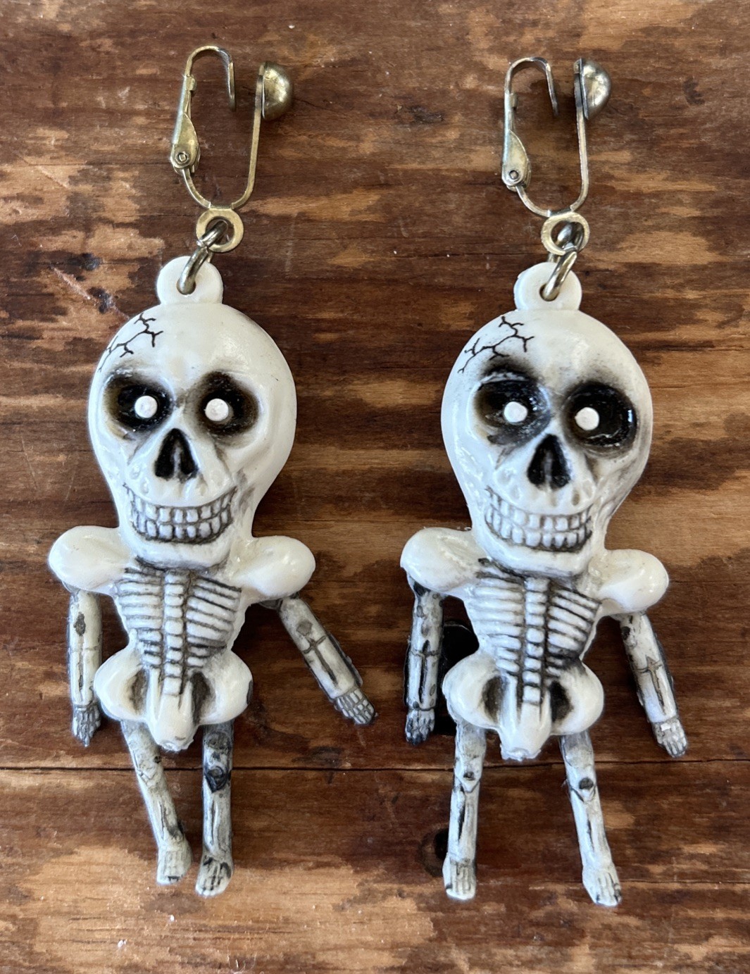 Vintage 1987 Halloween Creepy Creatures Skeleton Earrings Spearhead Horror Skull