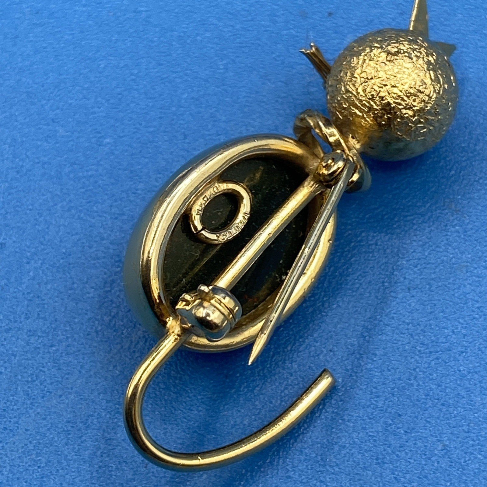 ADMARK signed CAT PIN Brooch vintage Gold Filled semi-precious carved bloodstone