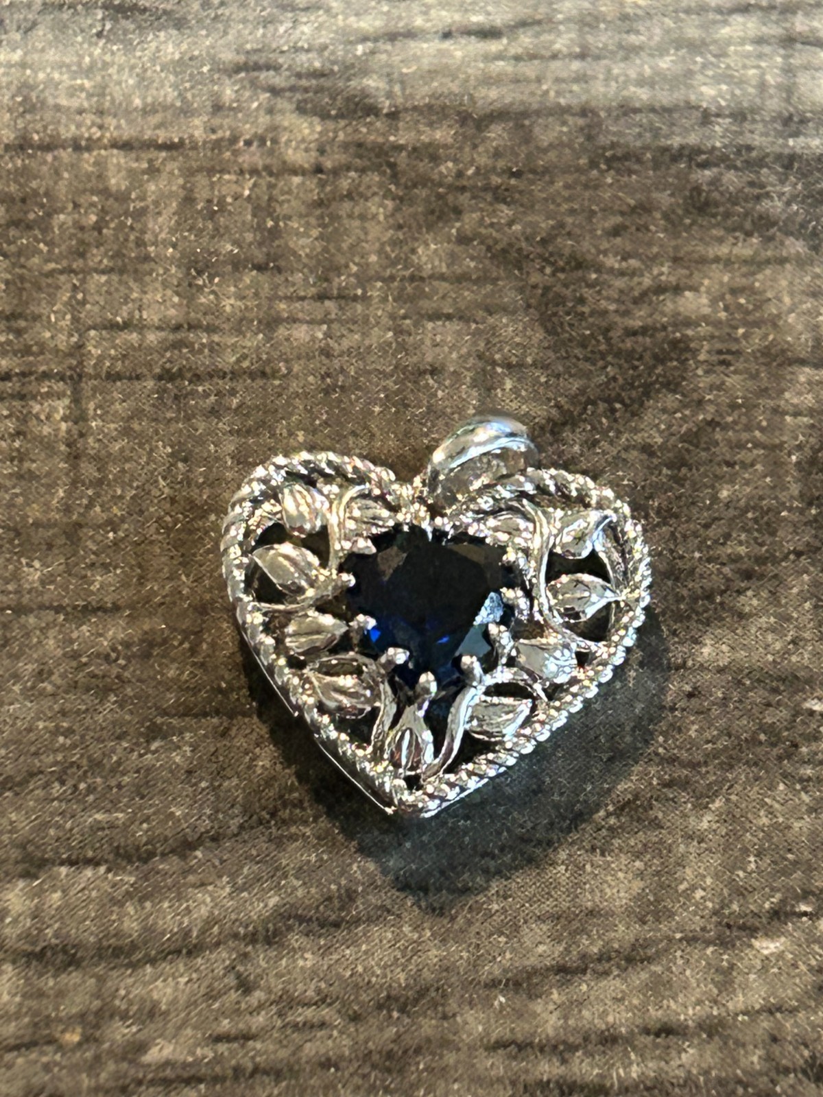 VINTAGE LADIES 10K WHITE GOLD HEART CHARM PENDANT BLUE SAPPHIRE MIDDLE 1.4 GRAMS