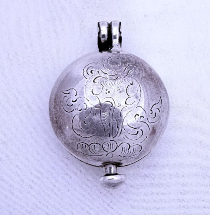 Vintage Sterling Silver 925 Hand Engraved Lotus Flower Round Locket Pendant 29mm