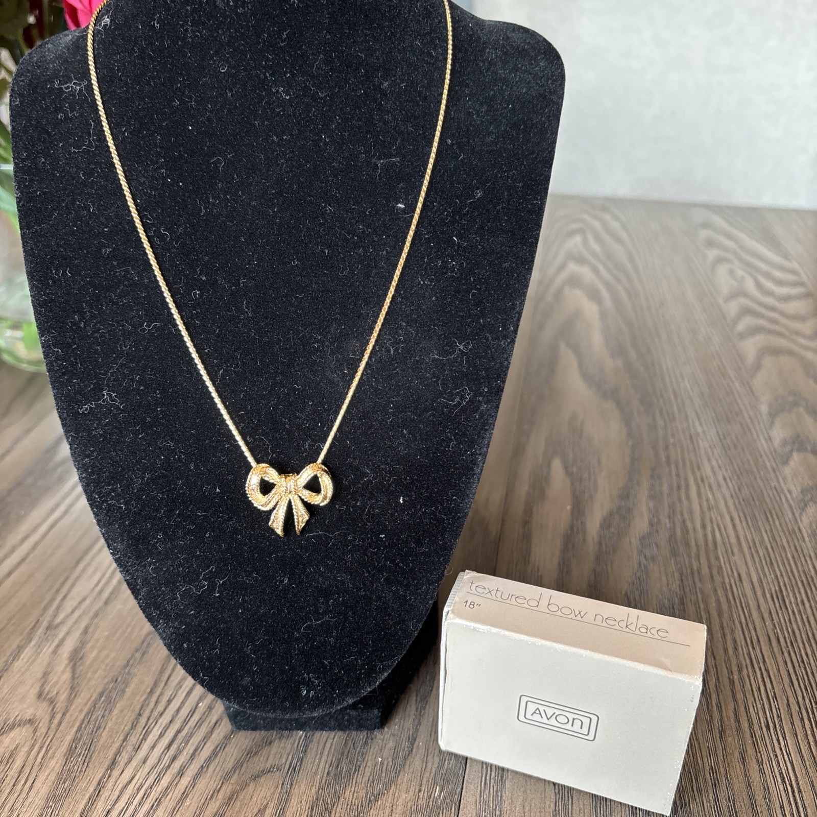 Vintage Avon 18” Gold Tone Necklace With A Gold Bow Pendant Statement 1984