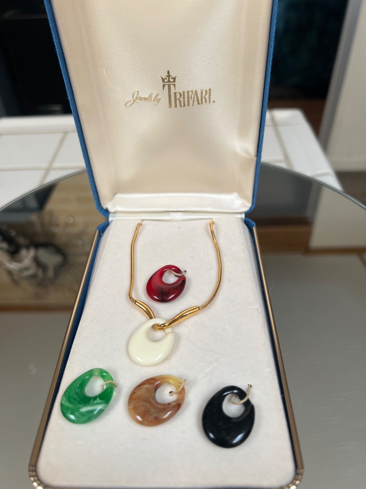 VTG Crown Trifari Lucite Necklace Set Orig Box Interchangeable