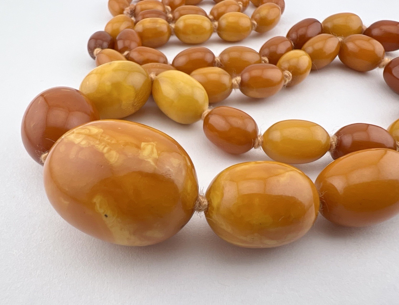 62.4g – Antique Butterscotch Egg Yolk Baltic Amber Swirl Round Bead Necklace 34″