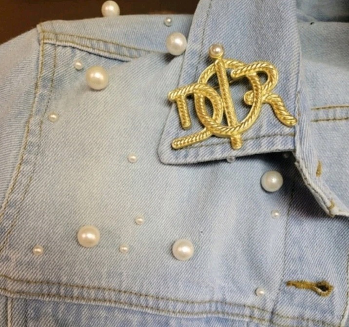 CHRISTIAN DIOR Rope Monogram Logo Pearl Gold Pin Brooch