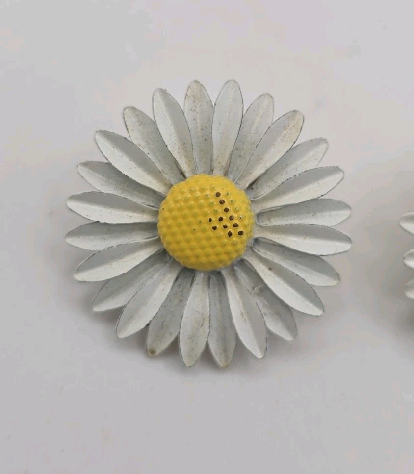 Vintage Daisy Flower Enamel Metal Clip On Earrings Retro Groovy Hippy Ecclectic