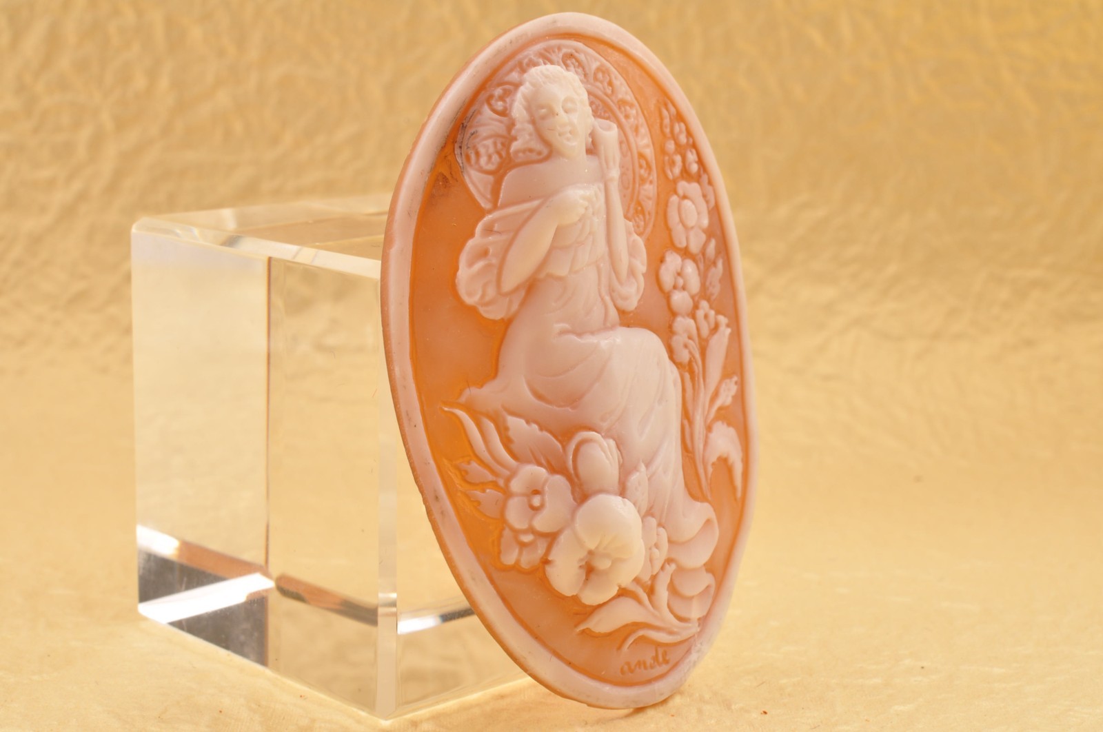 Vintage shell cameo carved “Woman drinking wine” (total 47.0ct) sign by artist.