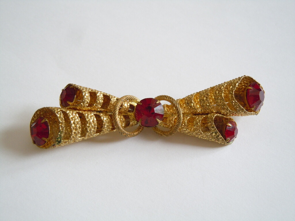 Vintage Costume Jewelry Brooch Rhinestones Red 9.4 G/7.2 X 2.0 Cm