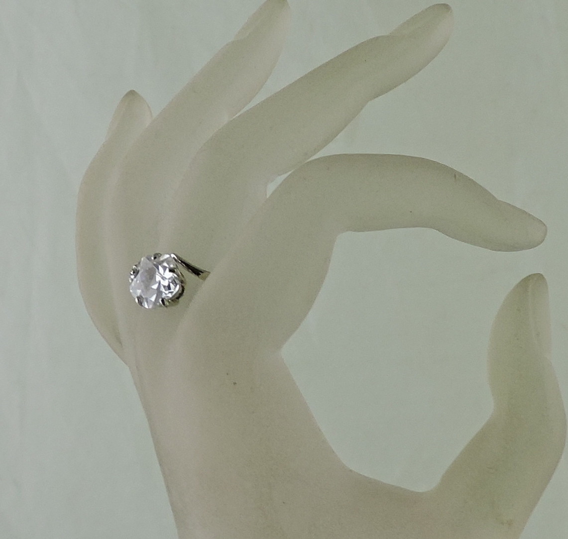 VINTAGE SILVER PLATED SOLITAIRE FLOWER ROUND CUT CRYSTAL RING SIZE 8