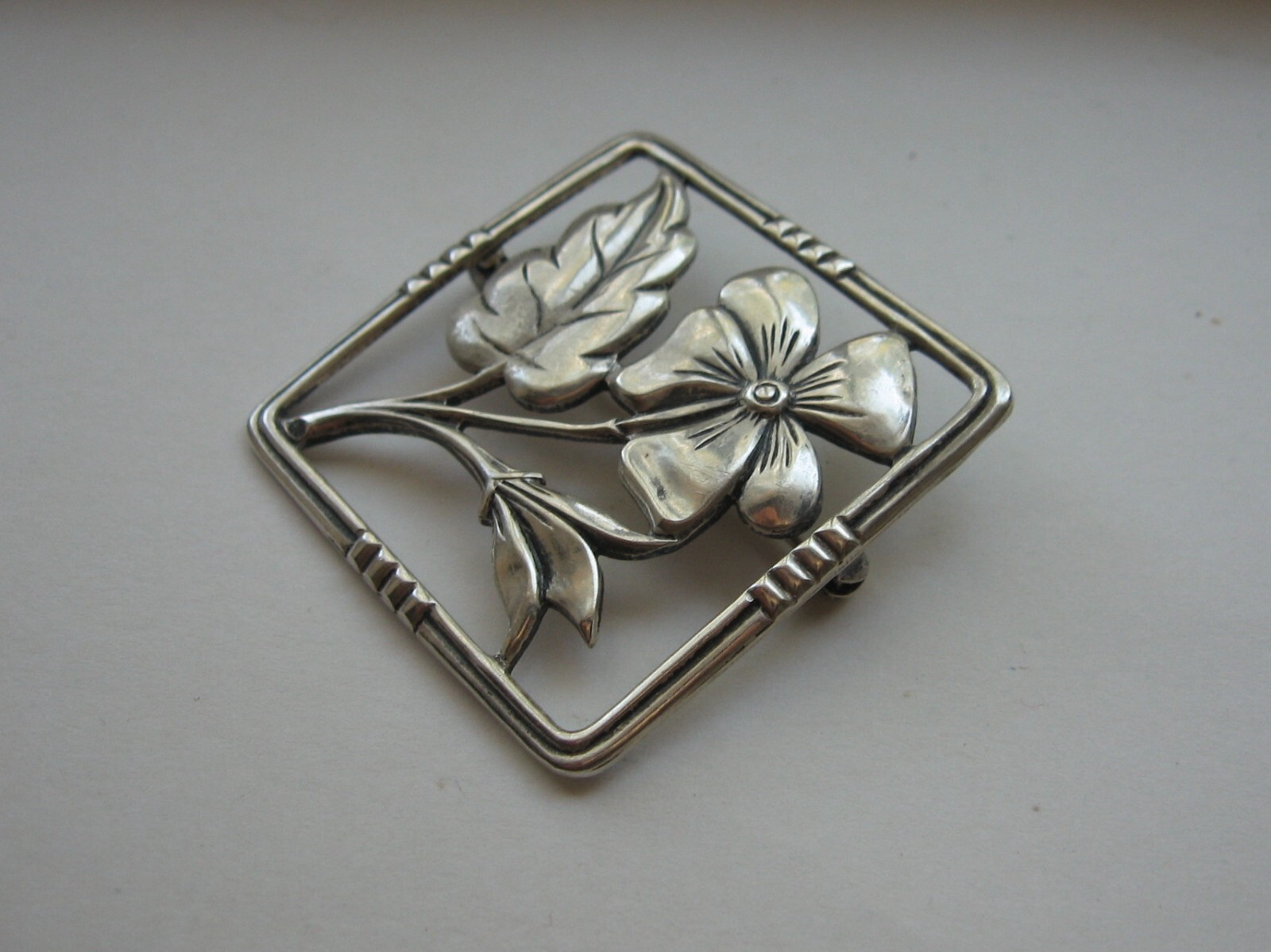 Vintage 925 Sterling Silver Large Ornate Flower Design Brooch Pin 10.9 Grams