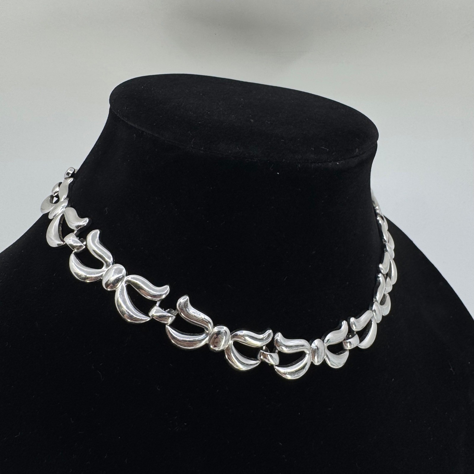 Monet Vintage Silver Tone Scroll Link Collar Necklace 15 Inch Bow Design