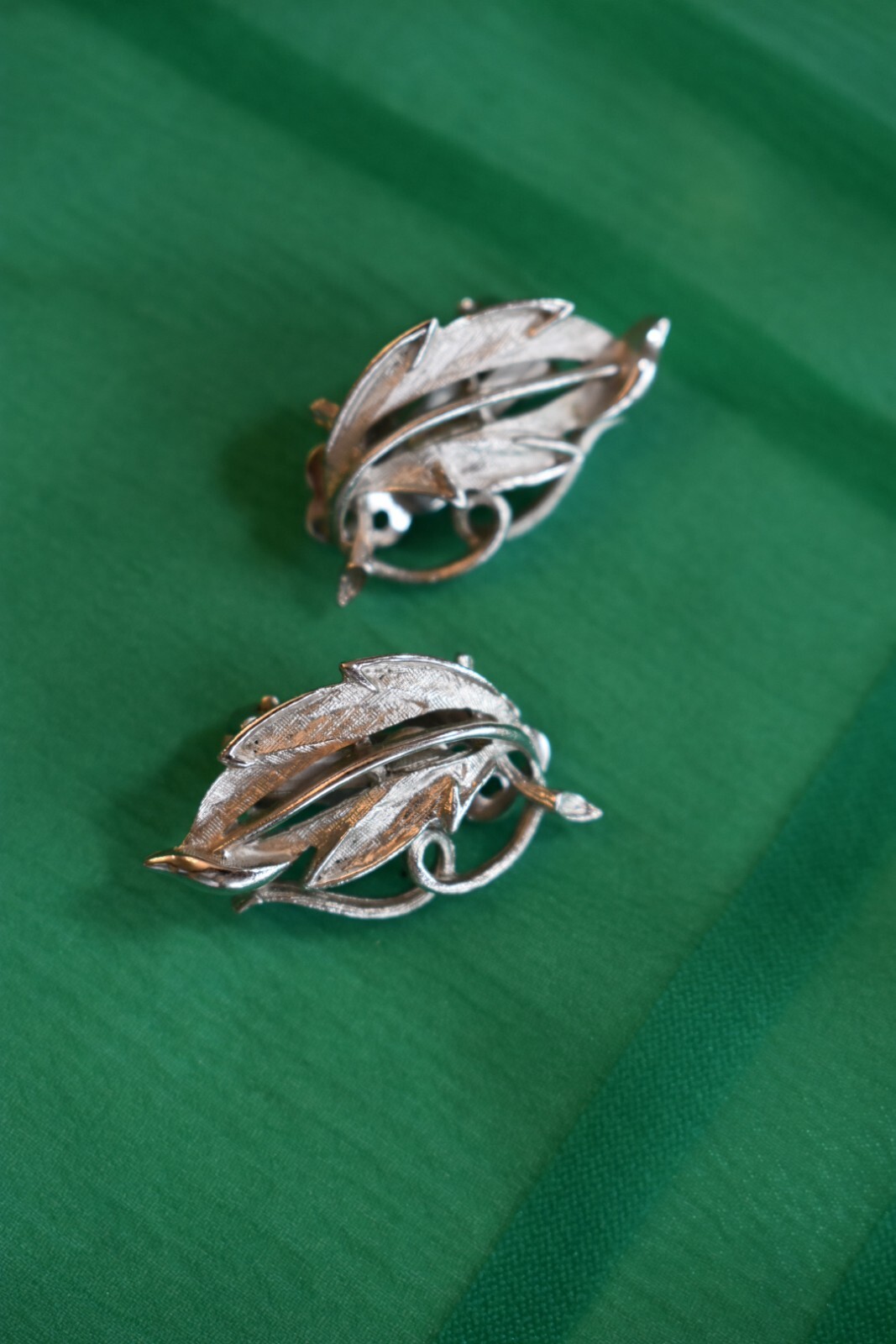 Vintage LISNER Silver Tone Leaf Clip On Earrings Costume Jewelry – Signed