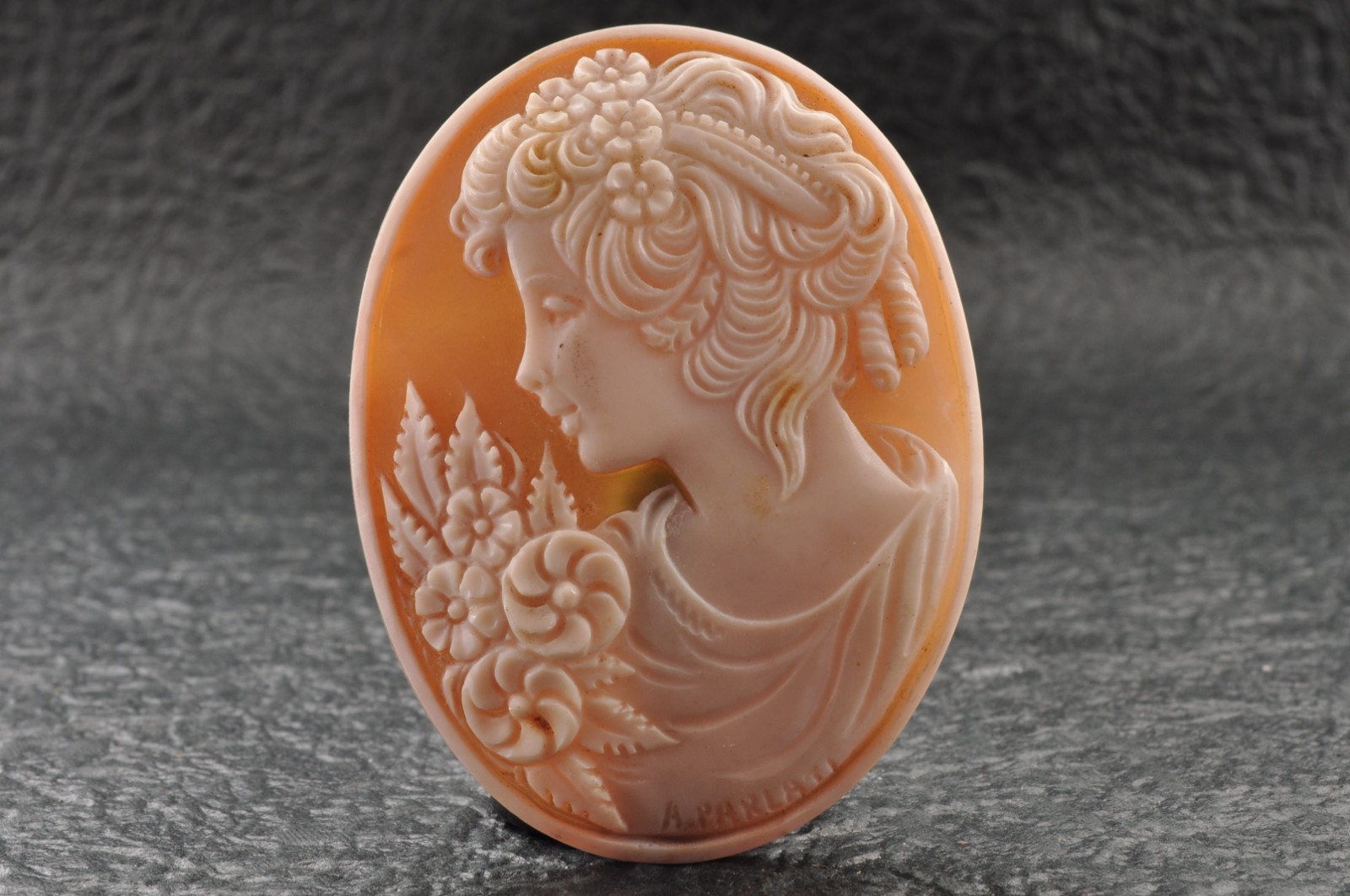 6 items , vintage shell cameo White and brown color (Total 291.0ct) with case.