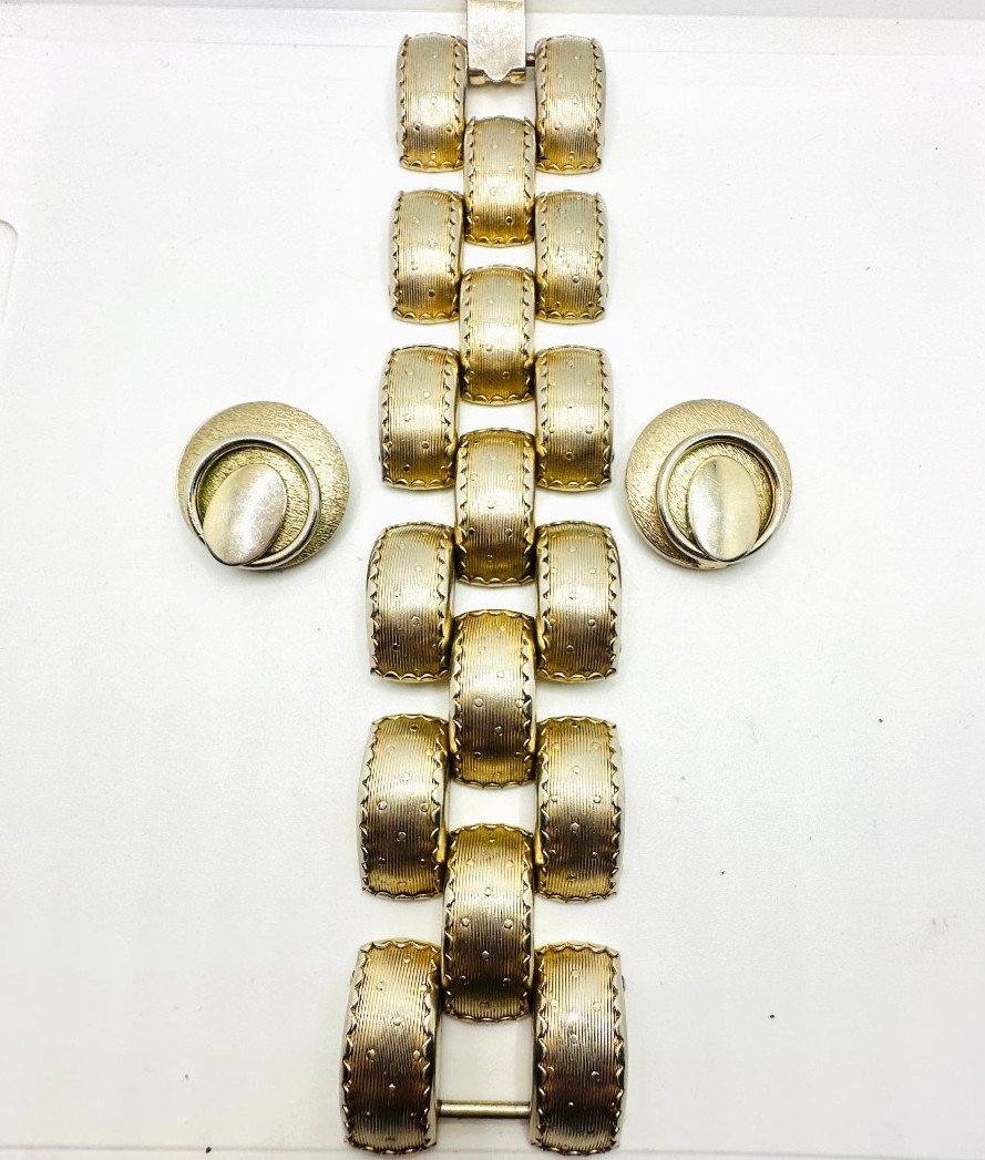 Lot VTG Chunky 1960’s Textured Brushed Gold Tone Dome Link Bracelet & Earrings