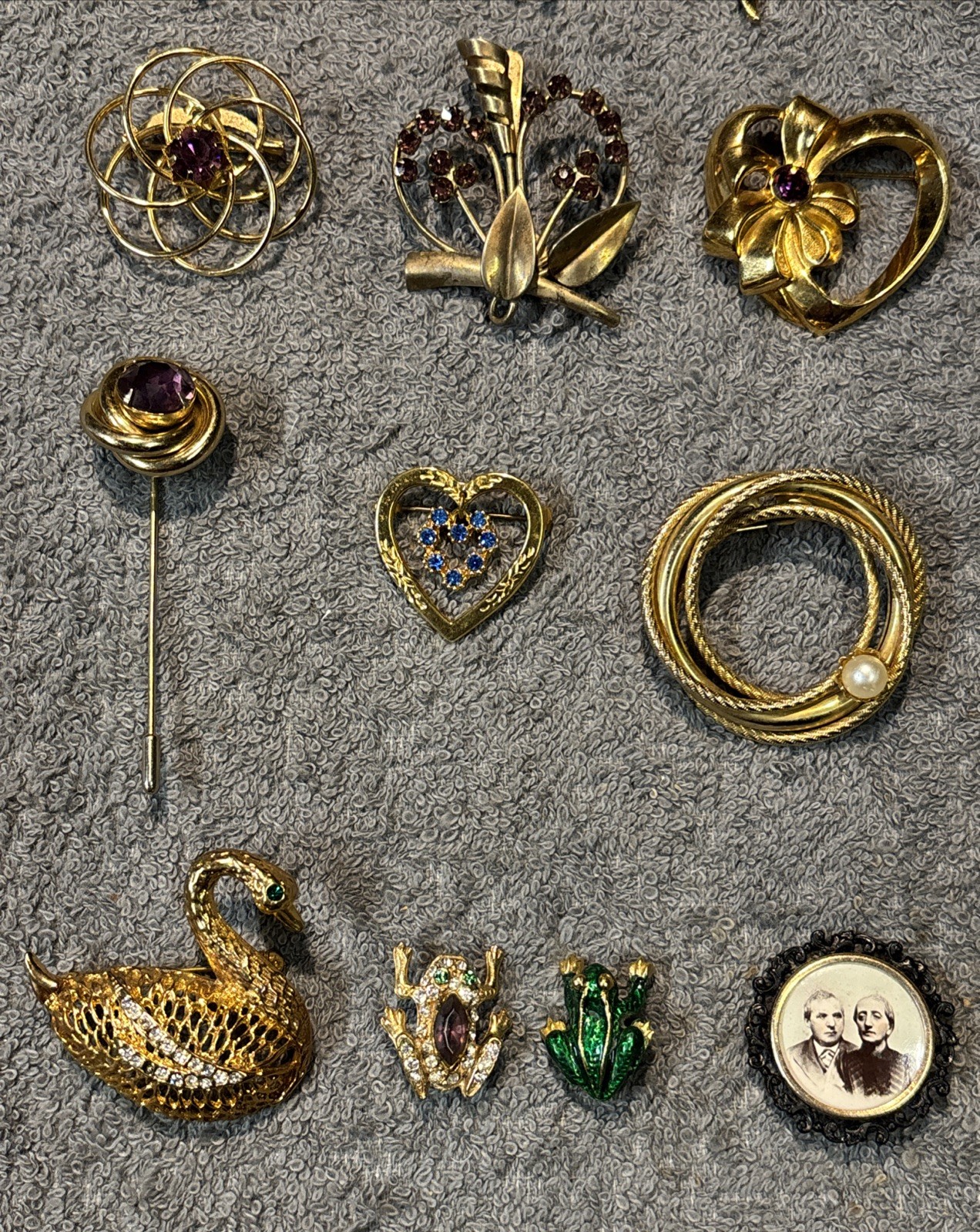 Vintage Brooch Lot Of 21 Brands Are Avon And Unbranded Sizes Range From 1 To 4in