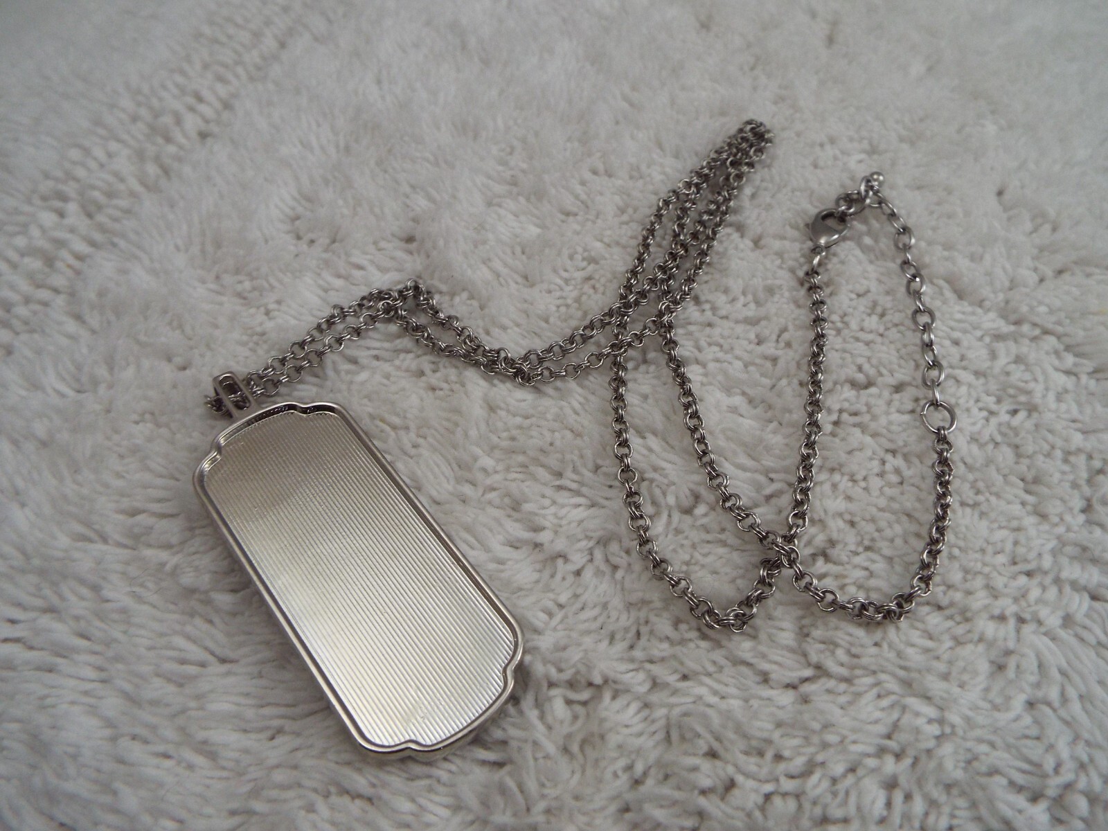 Hammered Silvertone Glittery Pendant Necklace (C48)