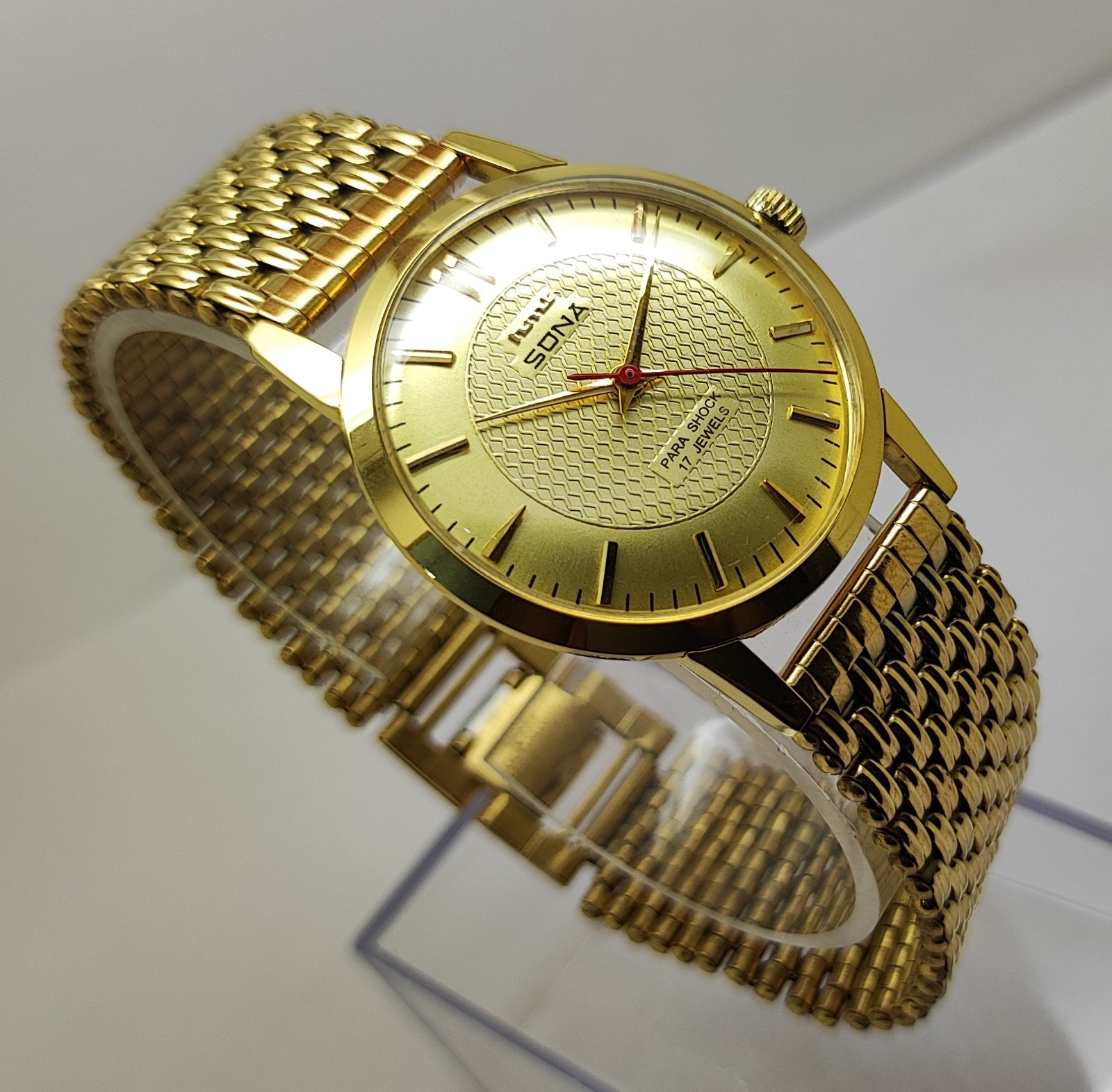 Vintage Hmt Sona Gold Dial 17 Jewels Para Shock Mechanical hand winding Watch