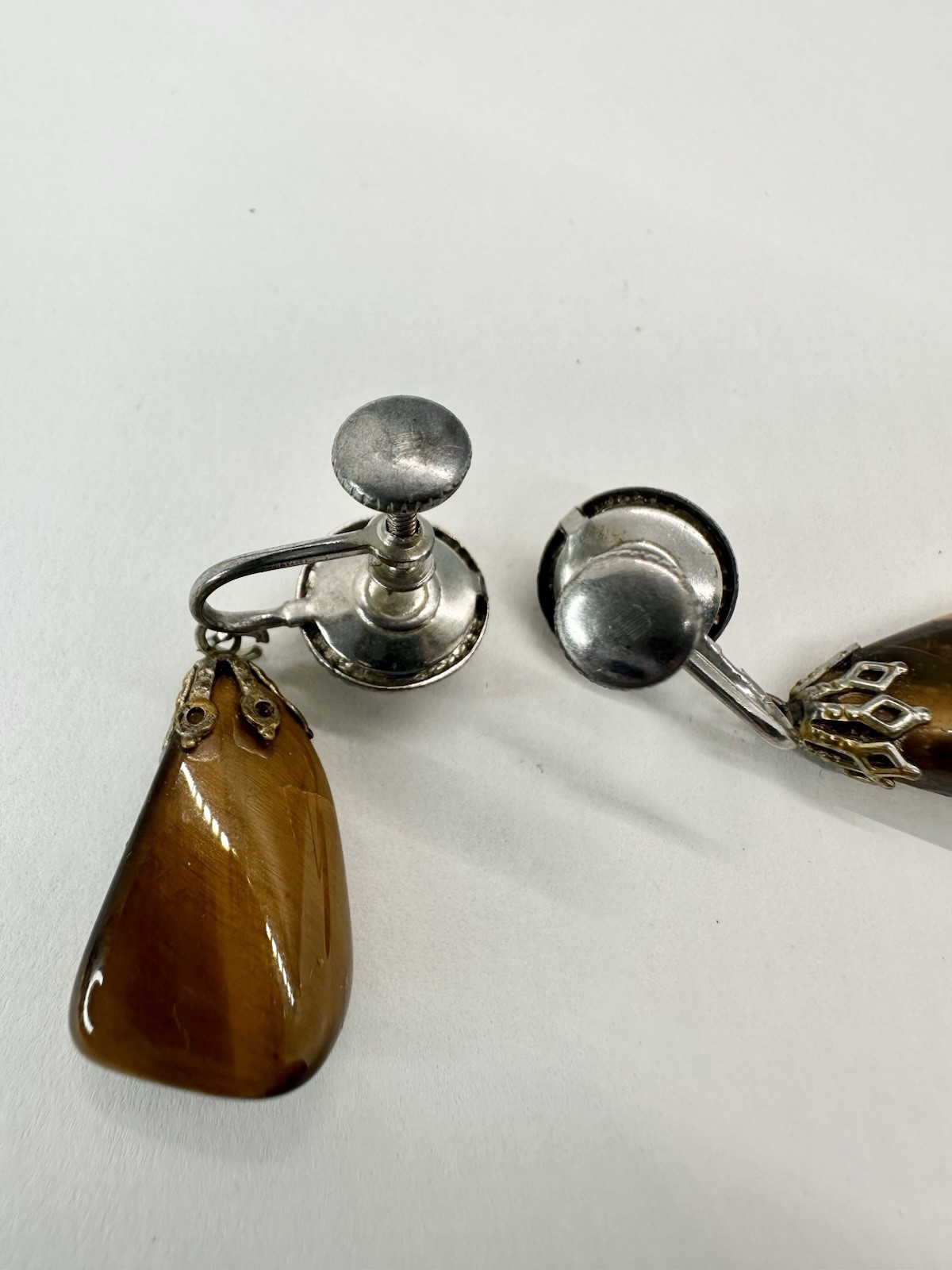 ⛎ Vintage Tiger Eye Dangle Screw Back Earrings Shell Top Gold Brown Stone Pair