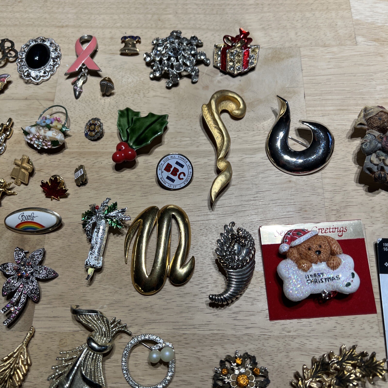Vintage lot of Assorted Brooches / Pins. 43 Pieces.