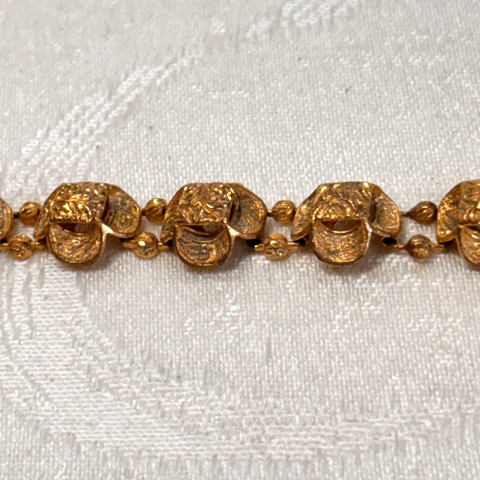 BRACELET goldtone metal temple lightweight box clasp NO BELL vintage 6 1/4″ circ