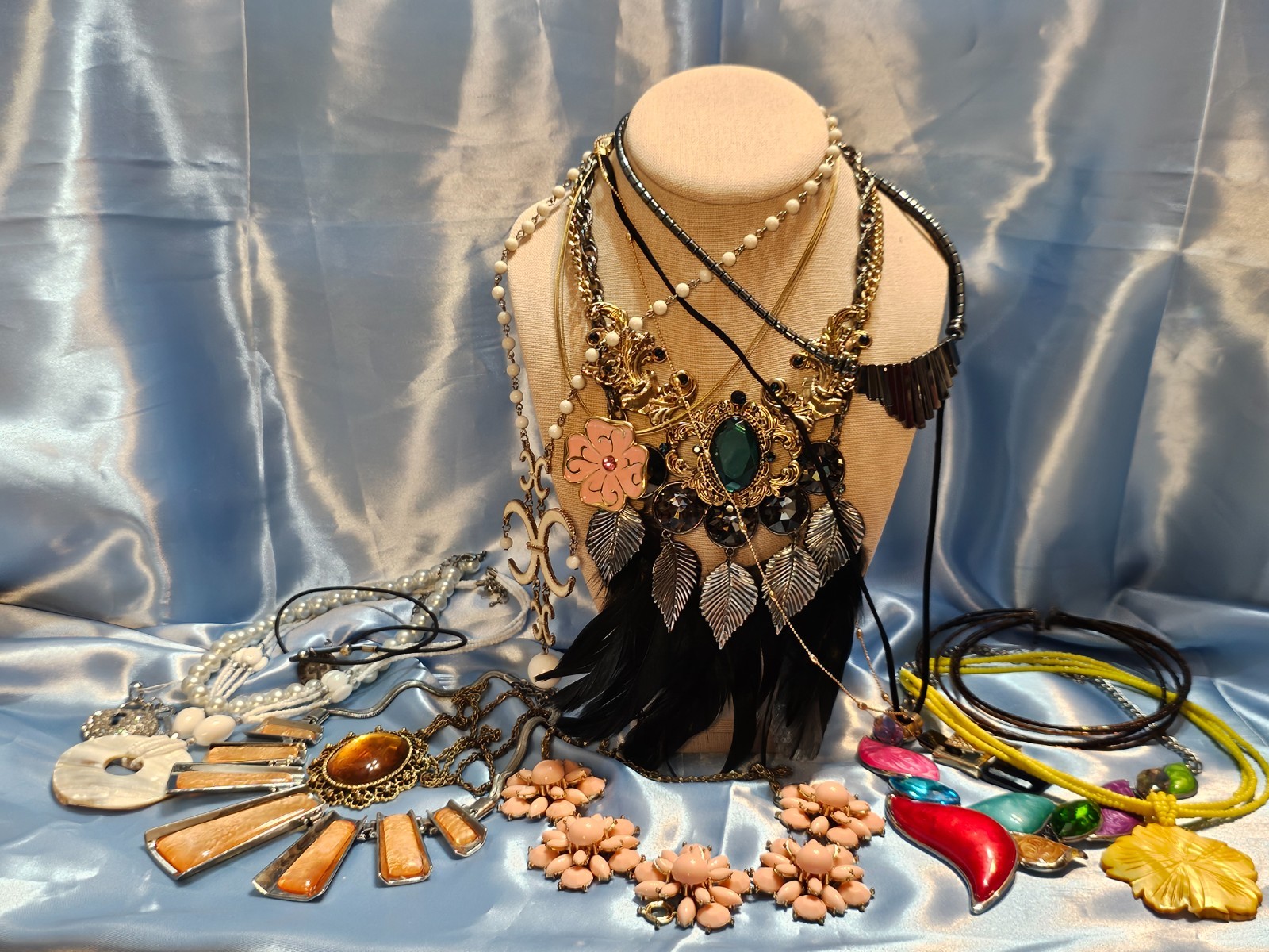 BEAUTIFUL LOT OF VINTAGE MIXED JEWELRY NECKLACES / CHOKERS ASSORTED SIZES